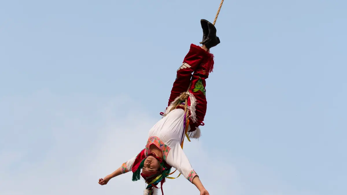 في المكسيك..نساء يتحدين الجاذبية بهذه الرقصة التقليدية على علو 30 مترا