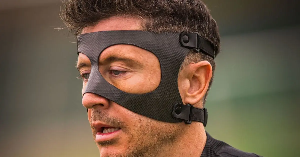 "المقنّع" روبرت ليفاندوفسكي يعود لصفوف برشلونة قبل الأوان