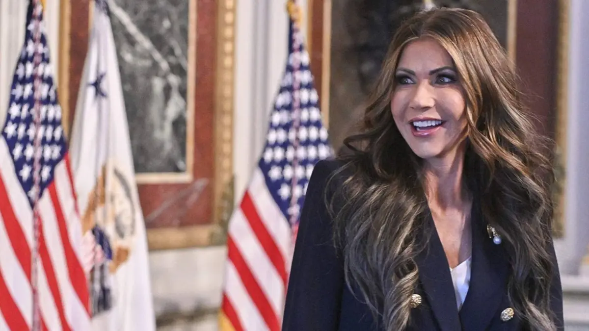 قرار مفاجئ.. ترمب يطيح بوزيرة الأمن الداخلي "كريستي نويم"