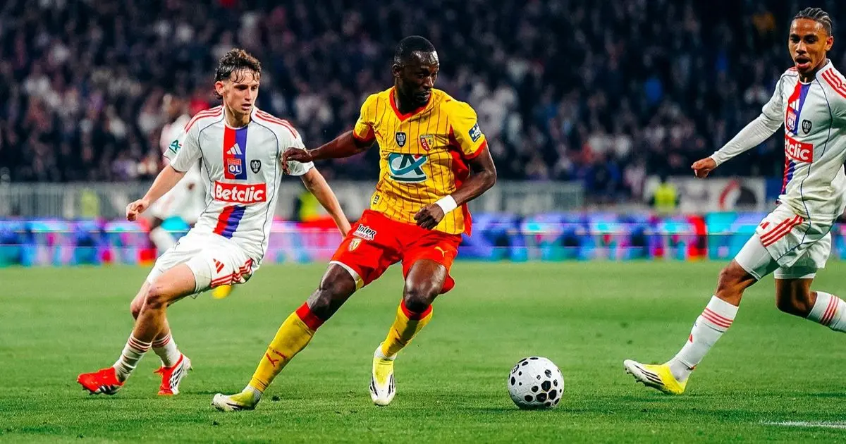 سعود عبد الحميد يقود لانس لنصف نهائي كأس فرنسا على حساب ليون