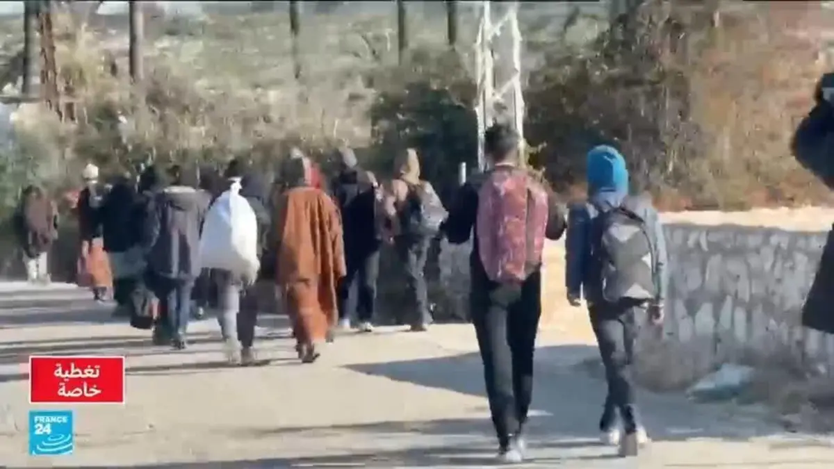 قوافل سيارات ونازحون على الأقدام من جنوب لبنان باتجاه الشمال