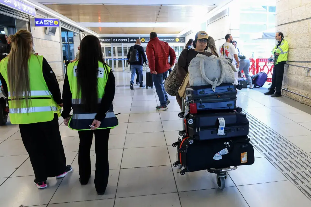 «الحرس الثوري» يعلن استهداف مطار بن غوريون بالصواريخ