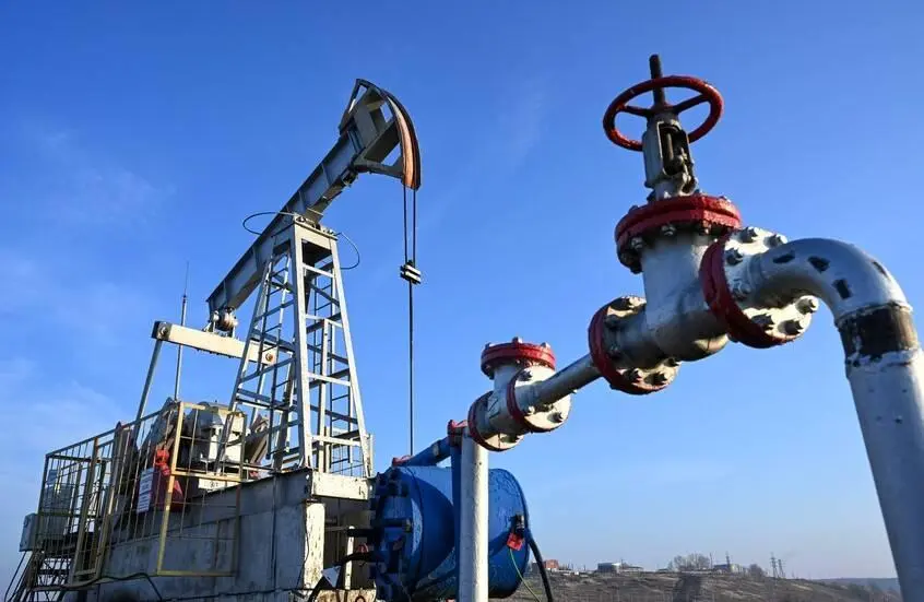 النفط يصعد.. و«برنت» يتجاوز 84 دولاراً