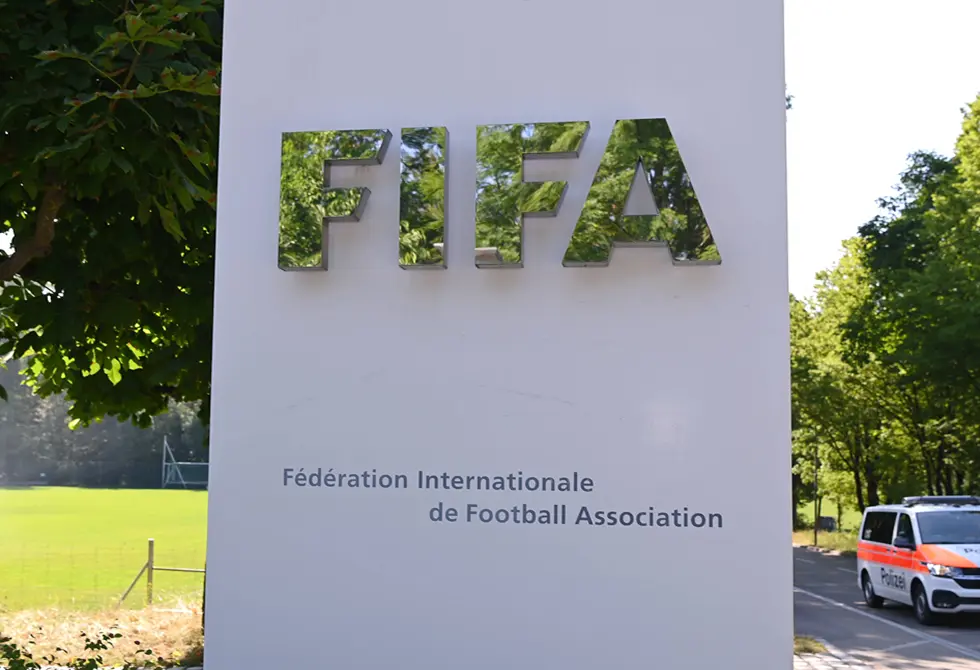 "الفيفا" يمنع حكام مونديال 2026 من إدارة المباريات الودية لمنتخبات كأس العالم