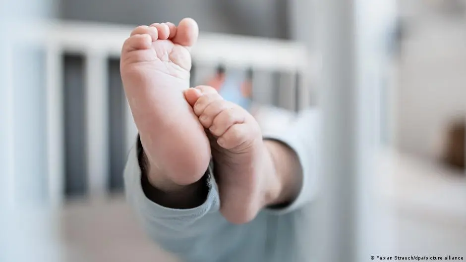 شابة ألمانية أمام لغز صادم.. كم طفلا أنجب والدها المتبرع؟