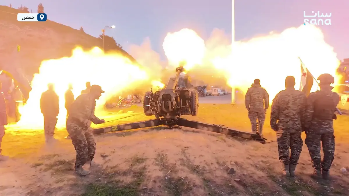 وحدات من الجيش العربي السوري تطلق مدفع رمضان في حمص إيذاناً بحلول موعد الإفطار