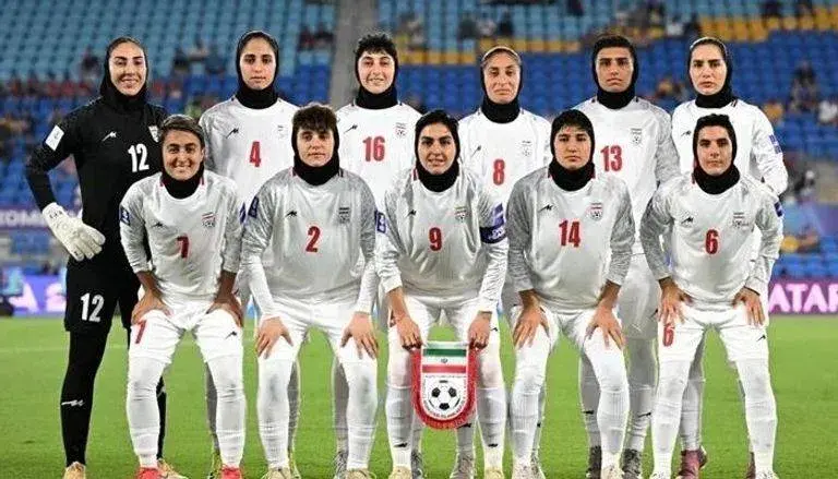 بعد الصمت في الأولى... لاعبات إيران يؤدين النشيد قبل مواجهة أستراليا