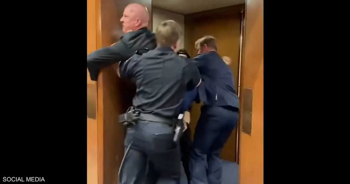 فيديو.. "سحل" عسكري أميركي سابق اعترض على حرب إيران