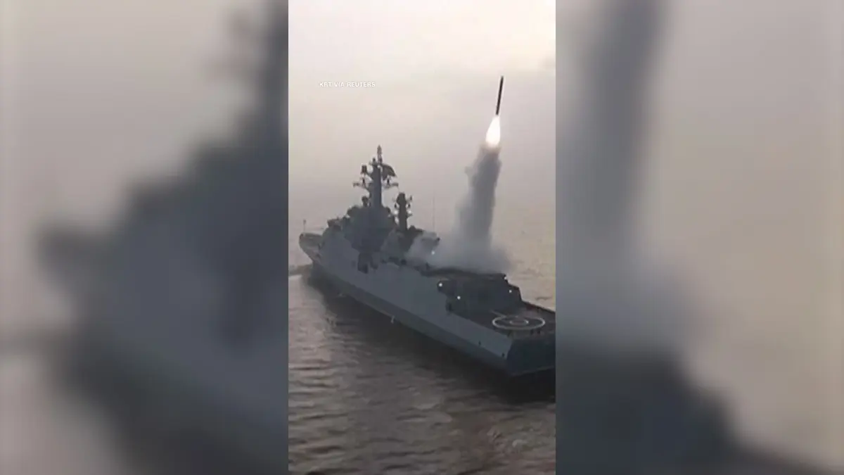 زعيم كوريا الشمالية يشاهد إطلاق صواريخ كروز من أحدث مدمرة لدى جيشه