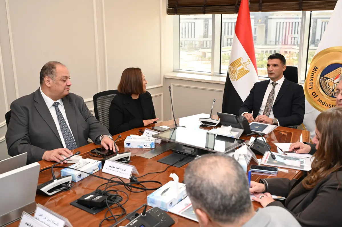 وزير الصناعة يبحث خطط توسع جنرال موتورز في مصر