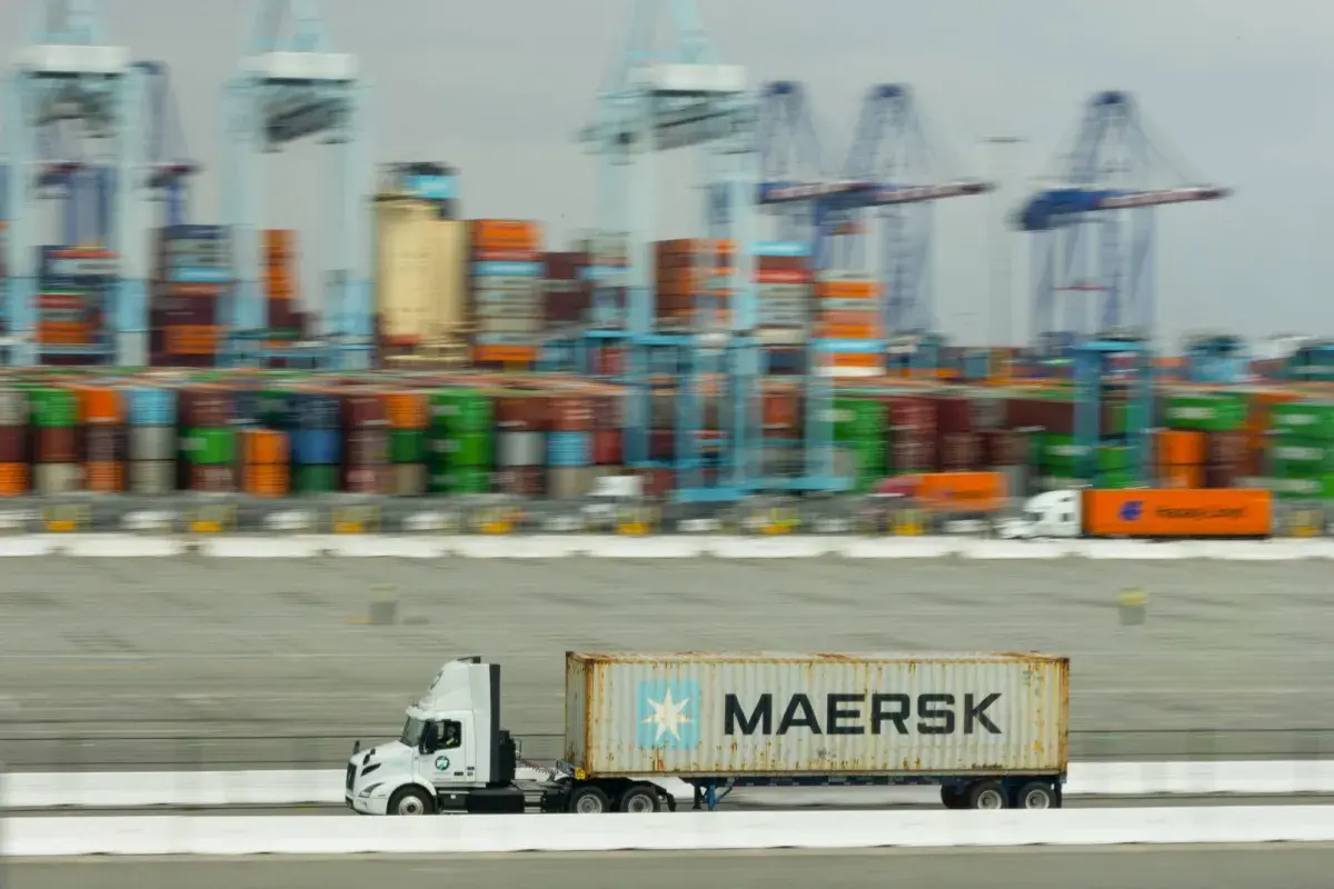 «ميرسك» تُعلّق خدمتين للشحن البحري بسبب أزمة الشرق الأوسط