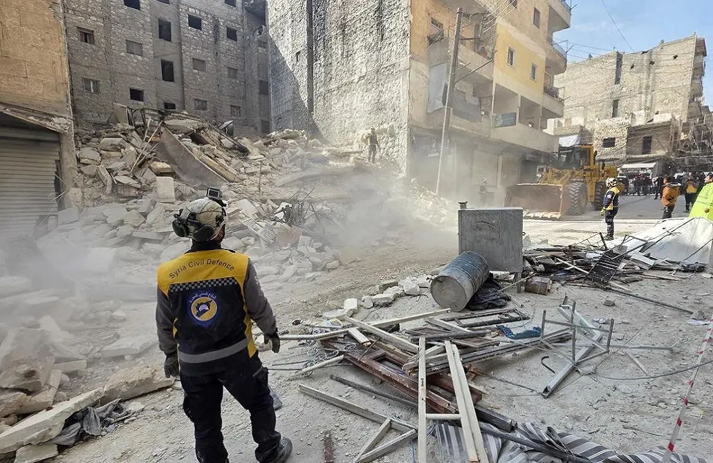 انهيار مبنى سكني في حلب السورية وأنباء عن وجود عالقين تحت الأنقاض