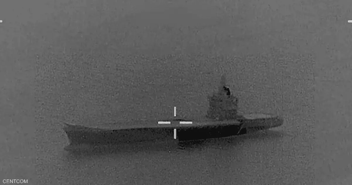 فيديو.. ضربة أميركية تشعل حاملة مسيرات إيرانية