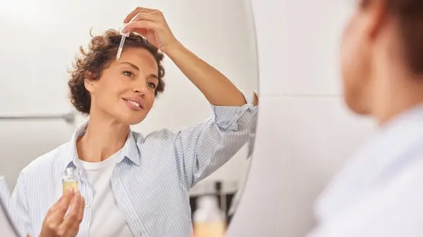 زهرة الخليج - من البقع الداكنة إلى البشرة الموحّدة.. هل التقشير الكربوني يستحق التجربة؟