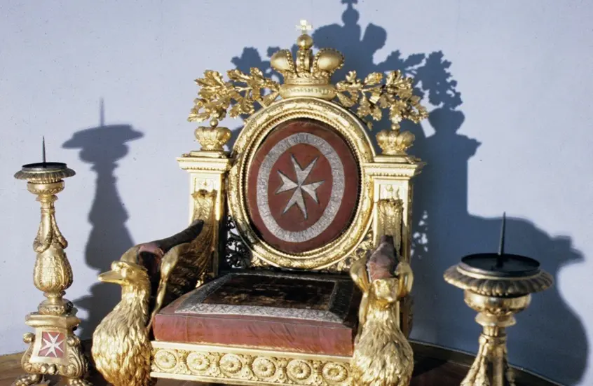 صورة على عرش أثري في الأرميتاج تتسبب بتغريم صاحبها أكثر من 800 ألف روبل!