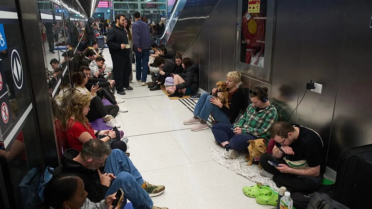 فيديو. إسرائيل: حطام صاروخ اعترضته الدفاعات الجوية يشعل حريقًا قرب تل أبيب