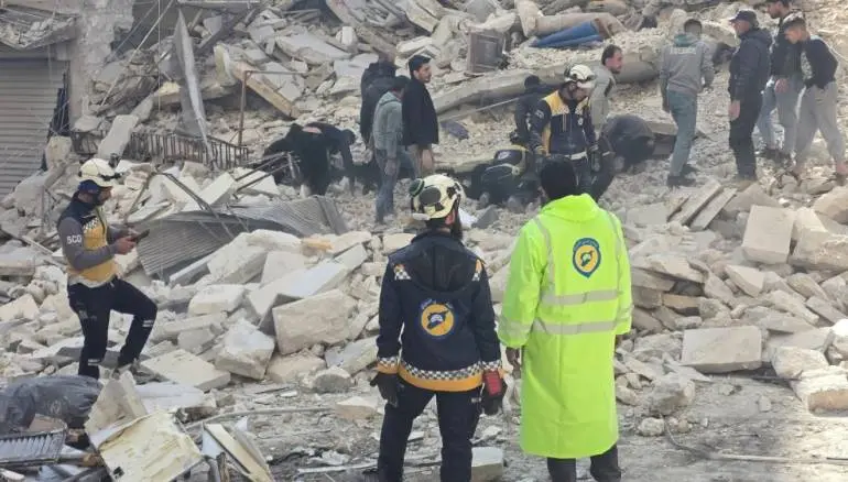 انهيار بناء سكني في حي الأشرفية بحلب وعمليات إنقاذ لانتشال عالقين