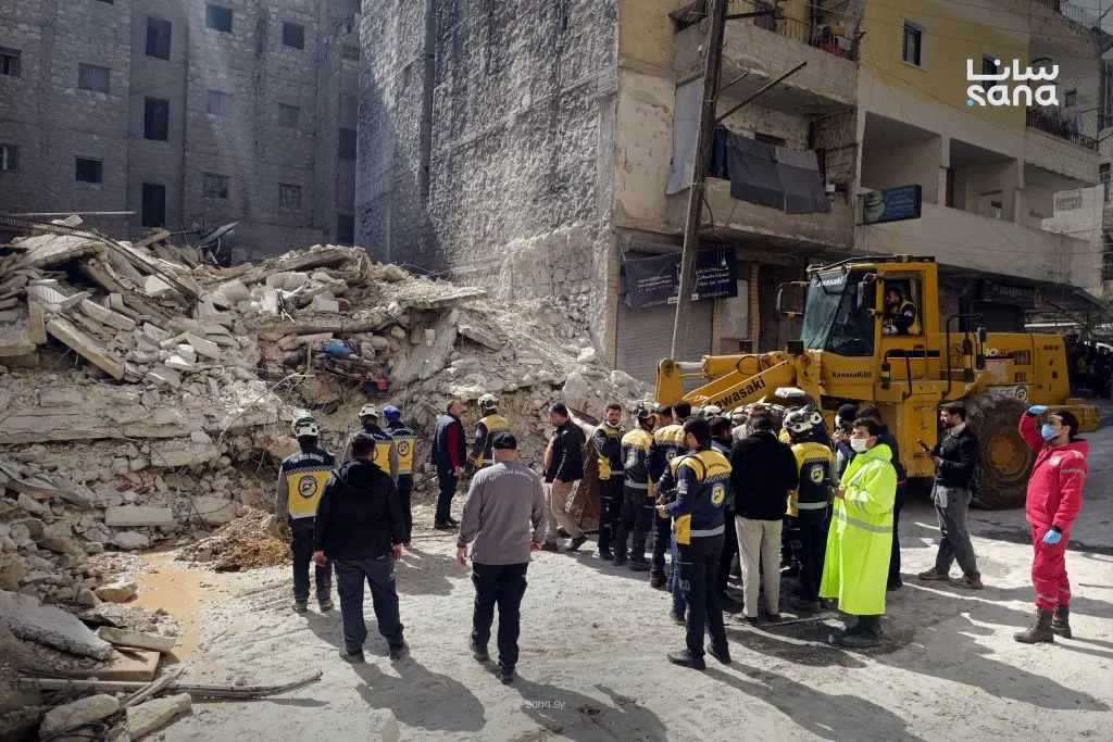 الدفاع المدني يعمل على إنقاذ العالقين تحت أنقاض البناء السكني الذي انهار في حي الأشرفية بحلب