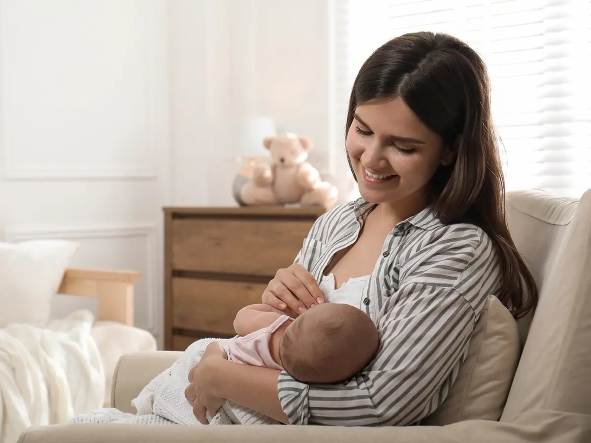 كيف تعرفين أنه قد حان الوقت لكي تنقلي مولودك من جهة إلى أخرى اثناء الرضاعة؟