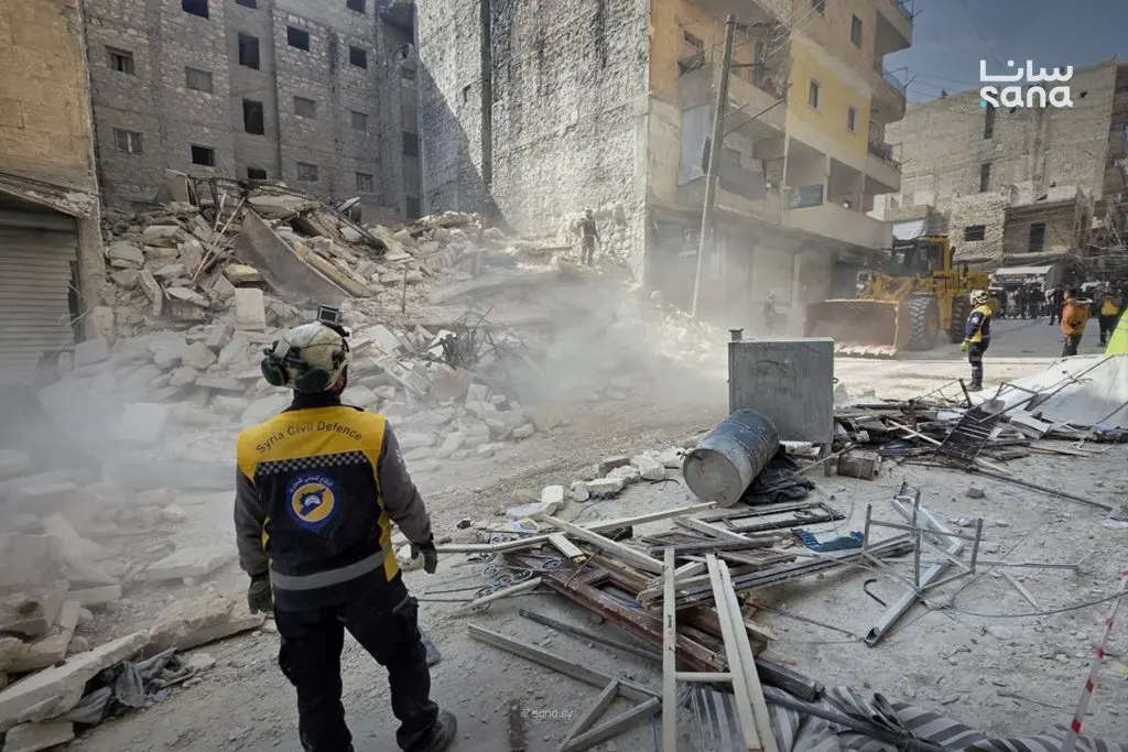 انهيار بناء سكني في حي الأشرفية بحلب والدفاع المدني يعمل على إنقاذ العالقين تحت الأنقاض