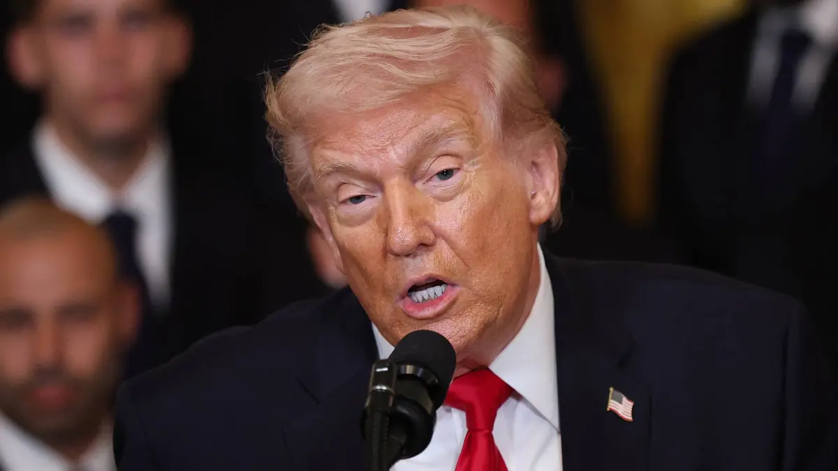 ترمب يعلن سحق الدفاعات الايرانية و"سنتكوم" تغرق 30 سفينة وحاملة مسيرات