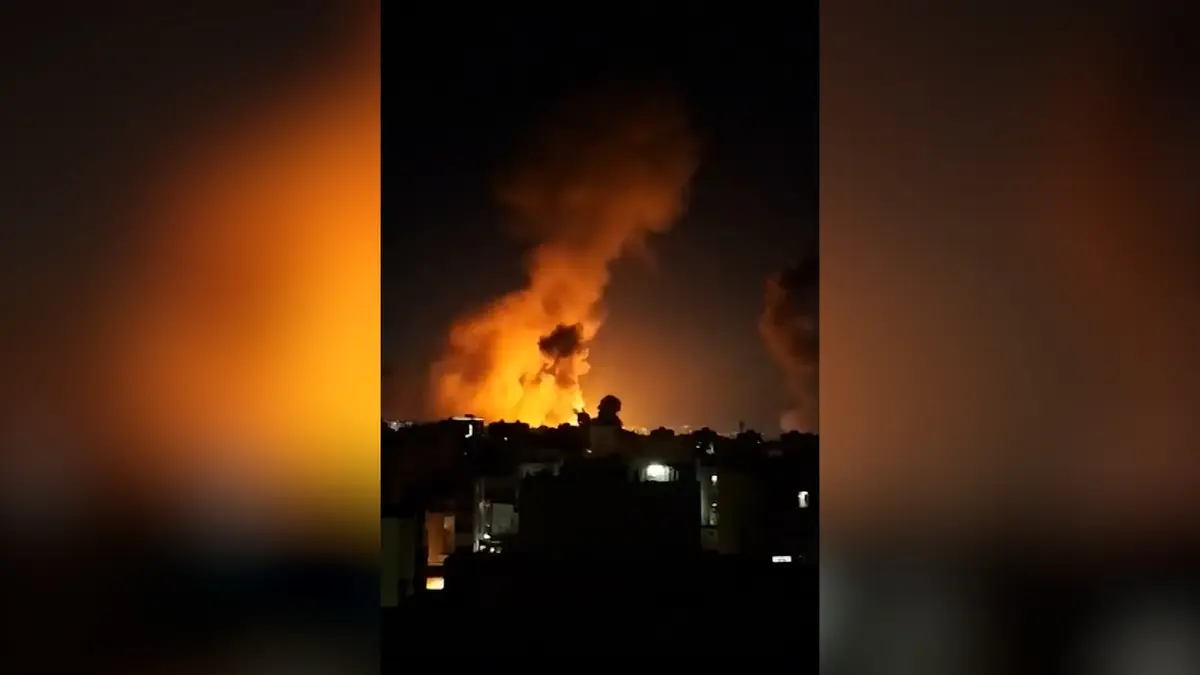 شبكة CNN ترصد تصاعد الدخان في سماء طهران وسط أنباء عن قصف مكثف