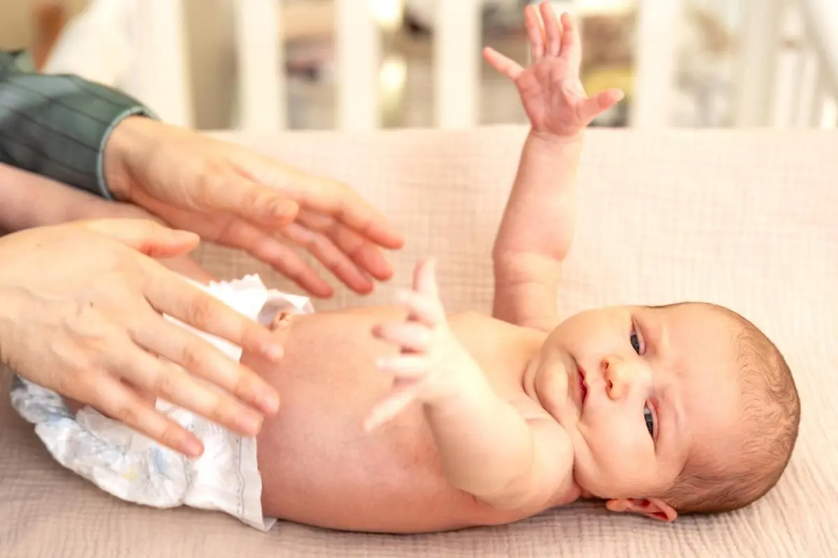 هل بروز السرة عند مولودك مرتبط بالبكاء الشديد أم هو علامة على الفتق؟