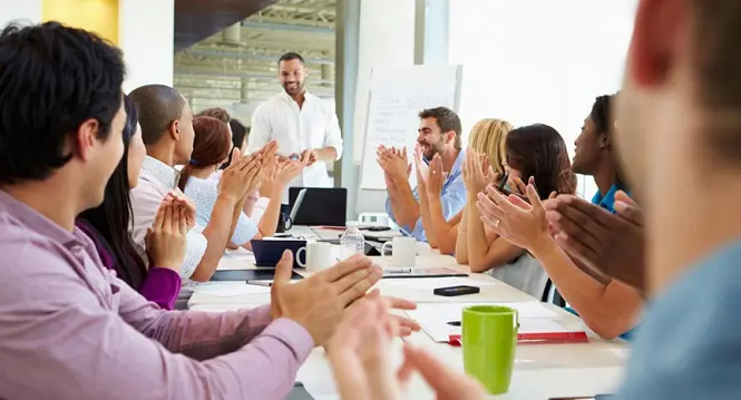 كيف تستخدم عبارات المديح والتشجيع والامتنان بذكاء في العمل؟