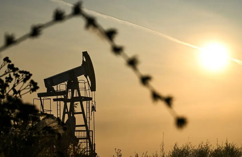 واشنطن تسمح مؤقتاً ببيع النفط الروسي العالق للهند لتخفيف الضغط على الأسواق العالمية