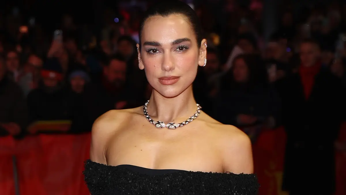 الفستان الأسود الشفاف..من صيحة جريئة إلى رمز للأناقة