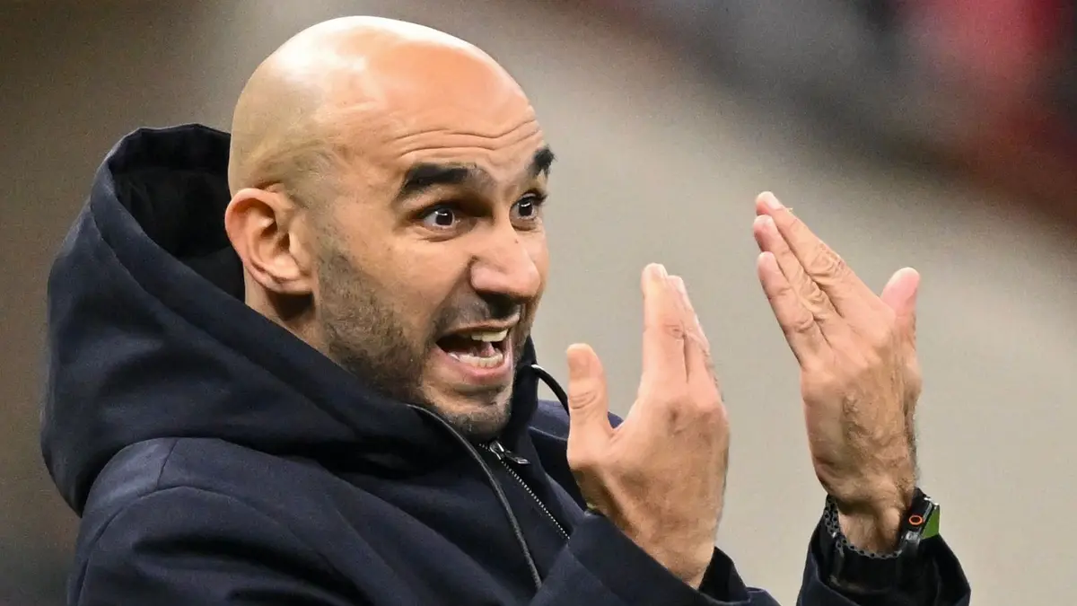 بالفيديو.. تصرف غريب من الركراكي في مؤتمر تقديم مدرب المغرب