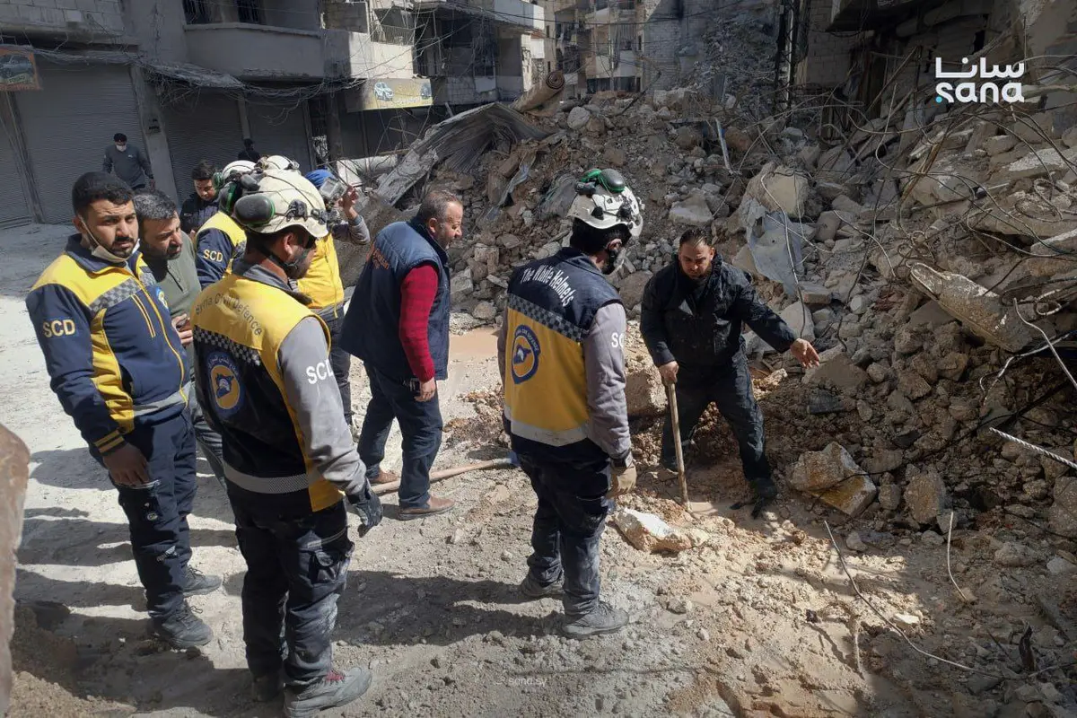 فرق الدفاع المدني تعمل على إنقاذ العالقين تحت أنقاض البناء السكني المنهار بحي الأشرفية في حلب