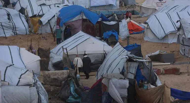 غزة - 570 ألف لتر وقود تدخل عبر كرم أبو سالم، والظروف المعيشية لا تزال مزرية في مواقع النزوح