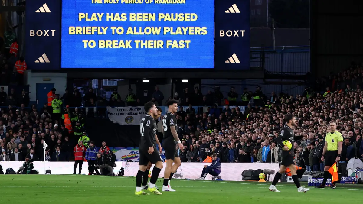 ليدز يونايتد يطلب من جماهيره "إظهار الاحترام" لحظة كسر اللاعبين صيامهم