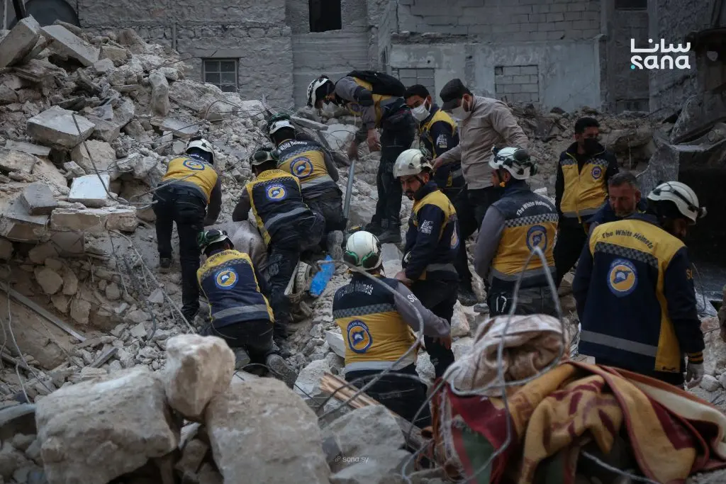 انتشال جثمانين من أنقاض المبنى المنهار في حلب وفرق الإنقاذ تواصل البحث