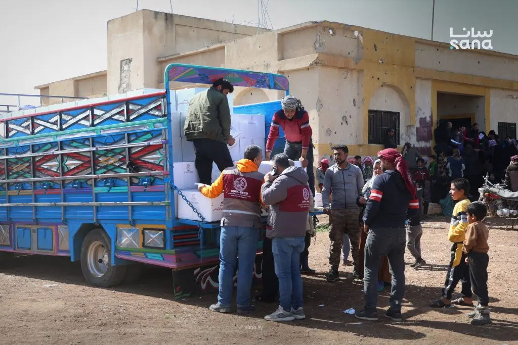 سلل غذائية في المليحة الشرقية بريف درعا لدعم العائلات الوافدة من السويداء