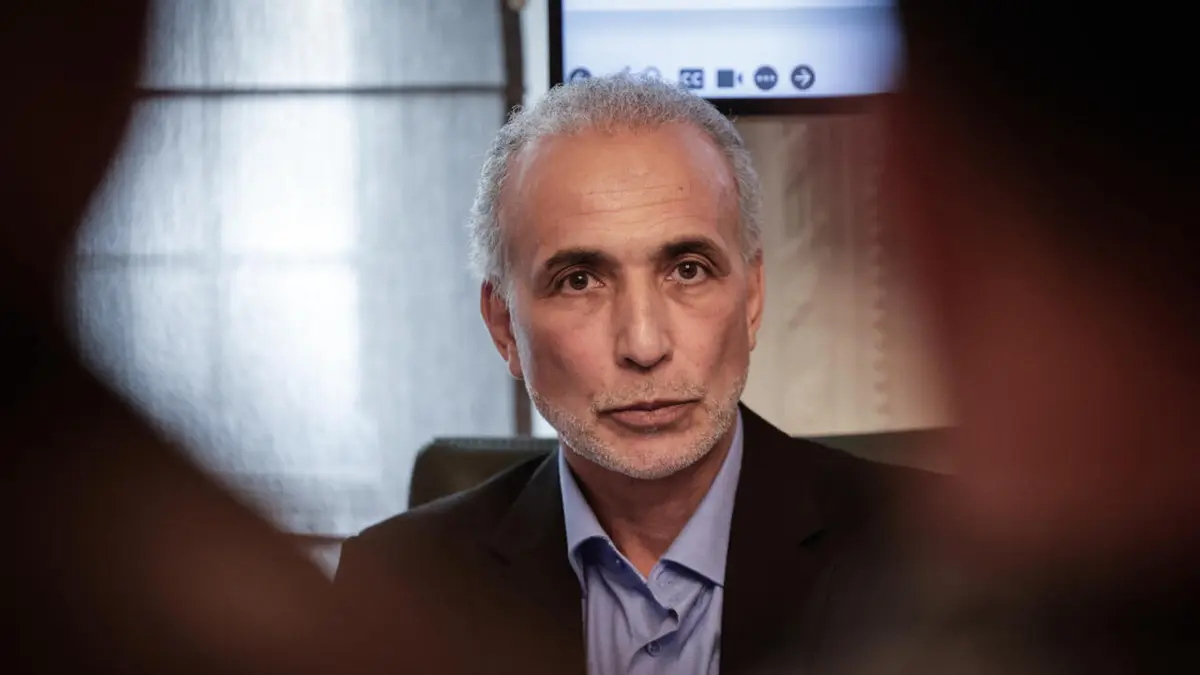 القضاء الفرنسي يصدر مذكرة توقيف بحق طارق رمضان الغائب عن محاكمته بتهمة الاغتصاب