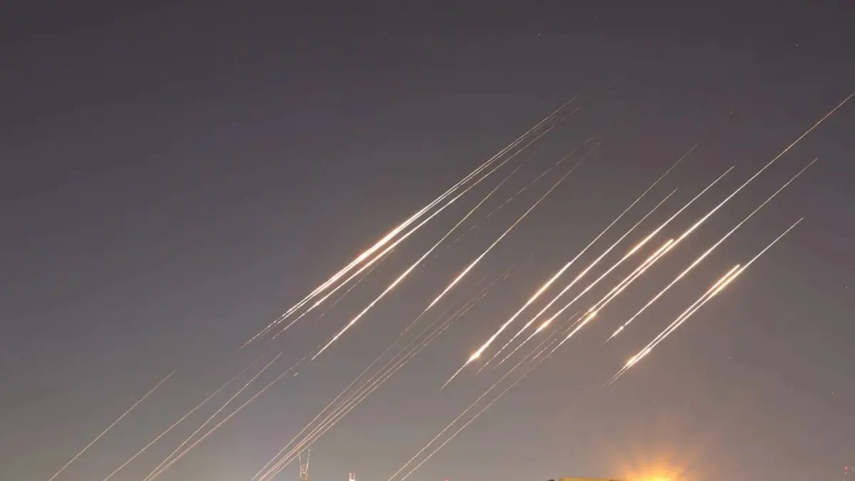 طهران تشن هجوما صاروخيا على قواعد أمريكية في الإمارات والكويت وتستهدف مواقع في كردستان