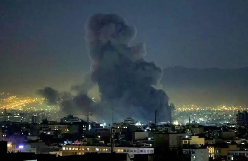 إعلام إيراني: غارات أمريكية إسرائيلية تشعل سماء طهران وسماع دوي انفجارات غرب المدينة