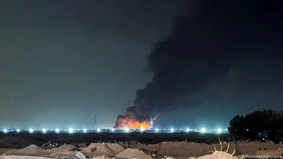 قصف مجمع لشركات طاقة أجنبية في البصرة بالعراق ونشوب حريق