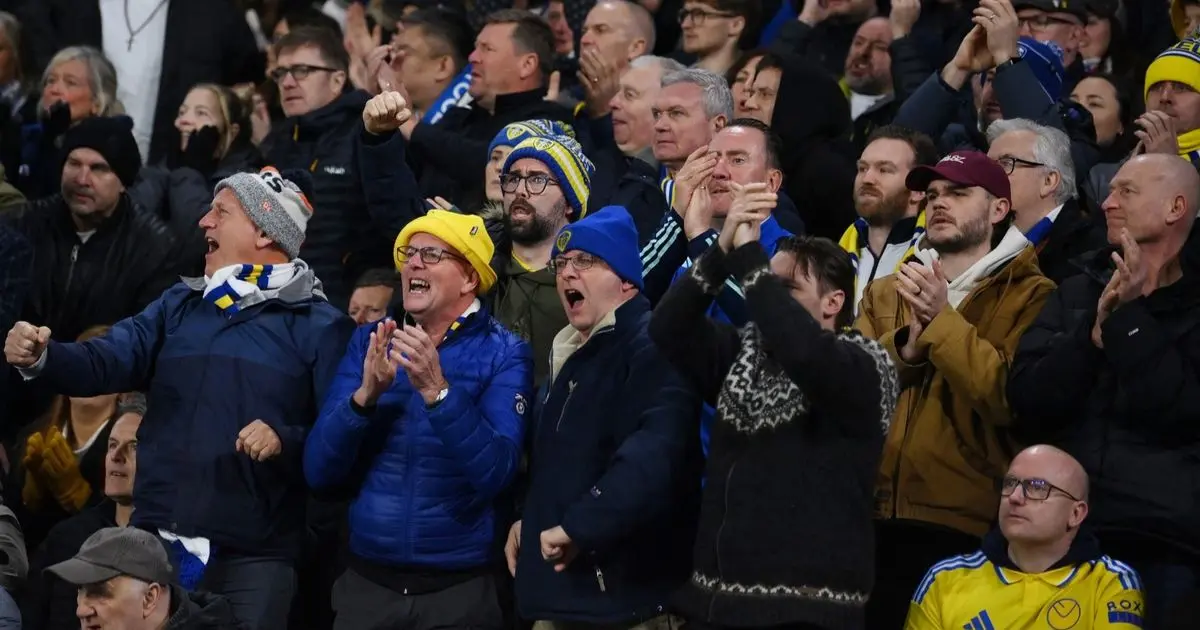 ليدز يطالب جمهوره باحترام وقف اللعب لإفطار اللاعبين الصائمين