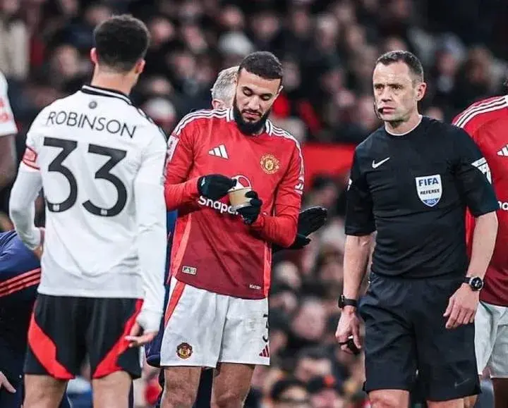 ليدز يدعو جماهيره إلى احترام اللاعبين المسلمين لحظة الإفطار