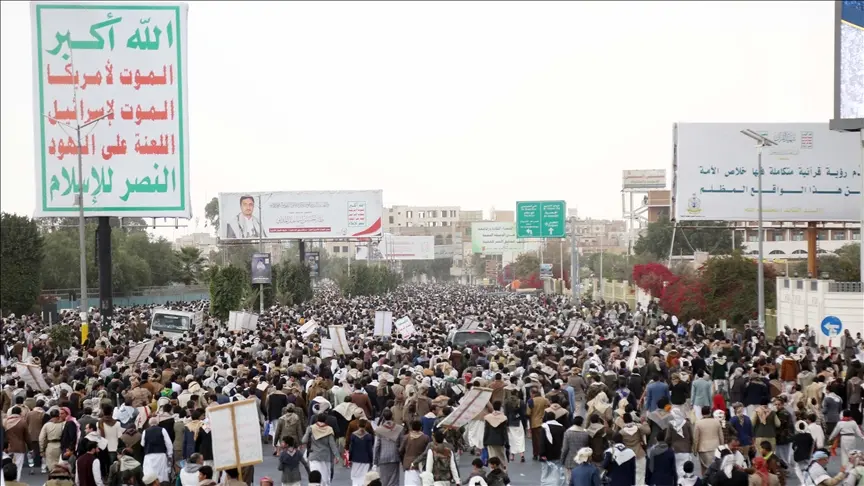 آلاف المتظاهرين بصنعاء ينددون بالهجوم الإسرائيلي الأمريكي على إيران