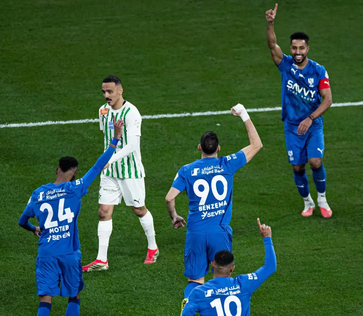 الهلال يطفئ النجمة برباعية... وبنزيمة يعود لهوايته