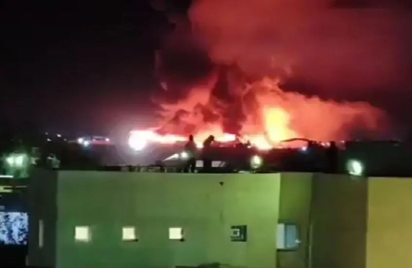 العراق.. حريق هائل يلتهم مخازن شركة أمريكية بعد قصفها في البصرة (فيديو)