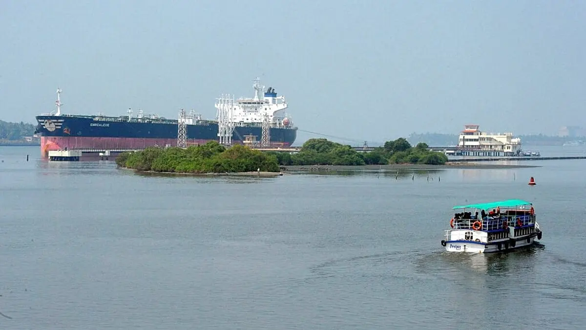 بعد إغراق فرقاطة ايرانية قبالة سريلانكا.. سفينة حربية لطهران ترسو في ميناء كوتشي الهندي