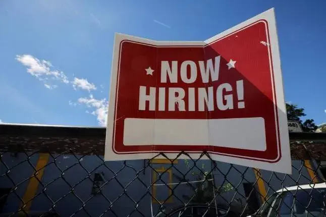 الاقتصاد الأميركي يفقد وظائف في فبراير... والبطالة تقفز لـ4.4 %