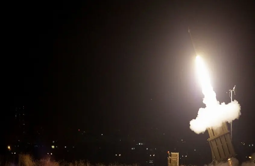 إعلام عبري: رصد إطلاق صواريخ باتجاه النقب وجنوب إسرائيل (فيديو)