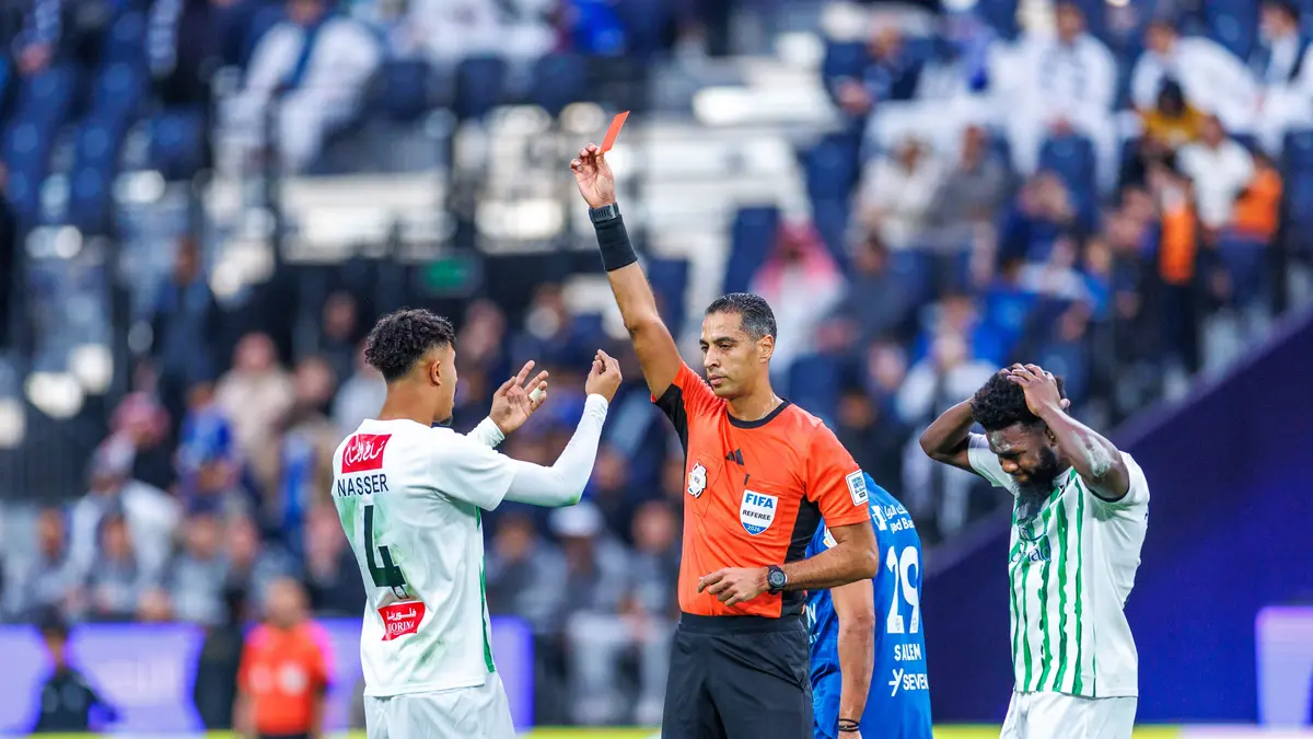 بالفيديو.. خبير تحكيمي يعلق على قرار أمين عمر في مباراة الهلال والنجمة
