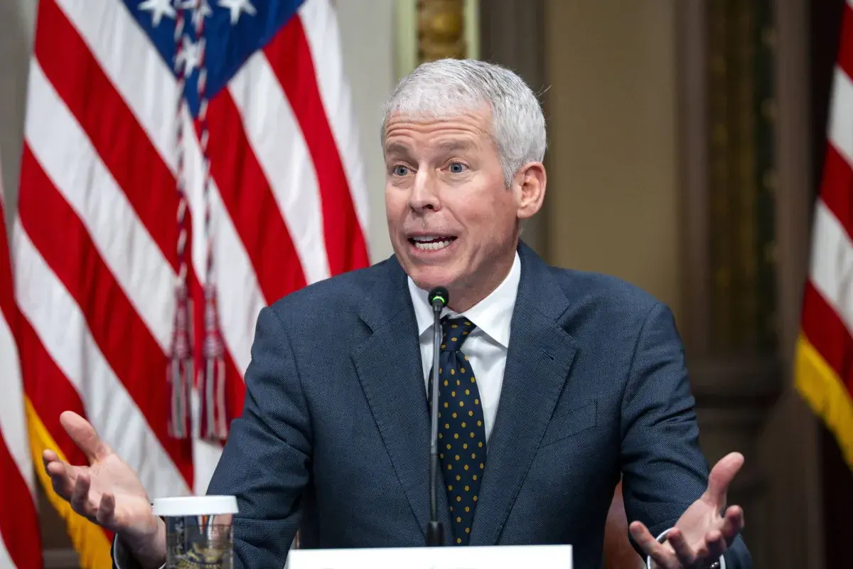 أميركا تقول إن بحريتها ستواكب السفن عبر مضيق هرمز قريباً